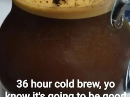 Cold brew concentrate producing crema during brew process