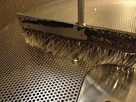 Wire brushes in cooling bins